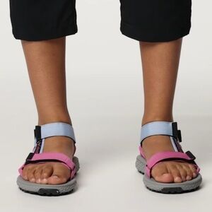 NWT Columbia
Women's Konos
Globetrot™ Sandal Sz 9 in pink blue orange